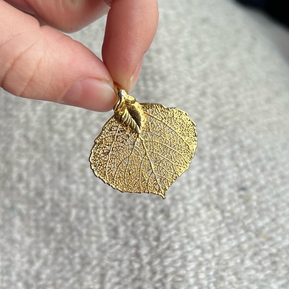 Gold Aspen Leaf Pendant - Picture 5 of 7